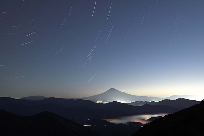 北の星座と雲海富士