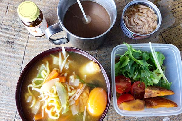 インスタントラーメンとサラダ