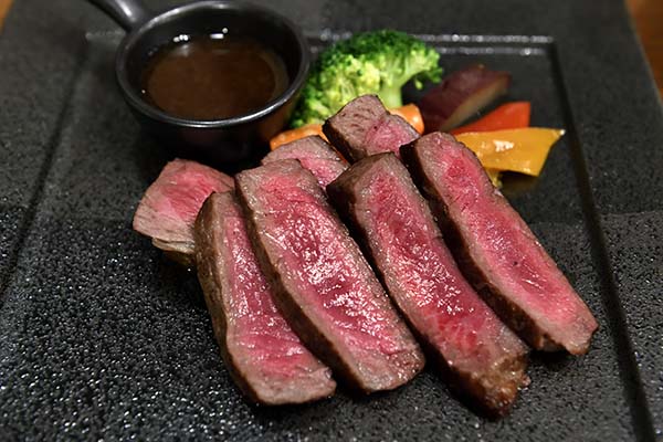 鳥取牛のステーキ