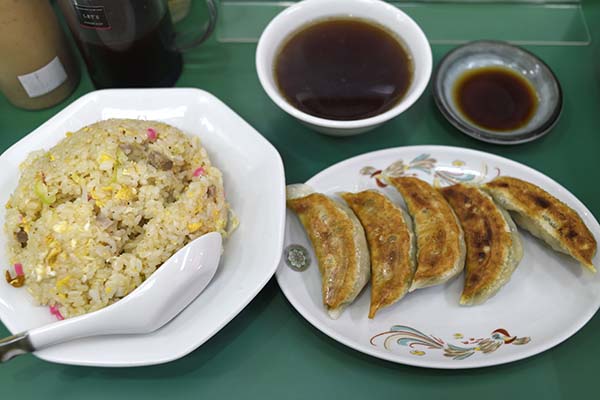 流山の新華楼の炒飯餃子定食、炒飯小盛り