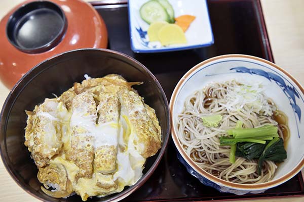 ランチの蕎麦、850円なら納得です