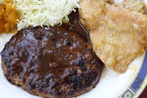 人気２位のハンバーグ、竜田あげ定食500円