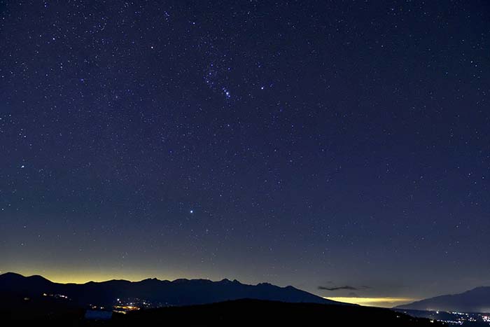 オリオン座と冬の大三角形と富士遠望