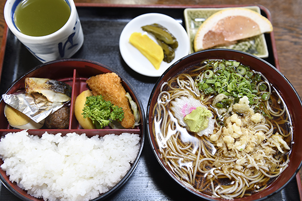 ランチは冷たい蕎麦をチョイス。