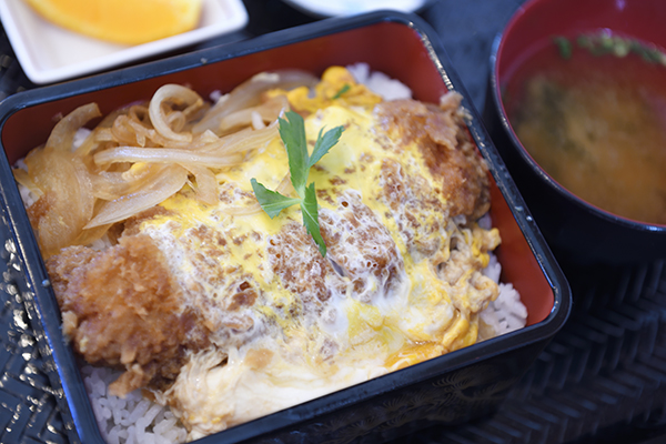 定食も多様性があって、ボリューム感があったのですがかつ丼をチョイス