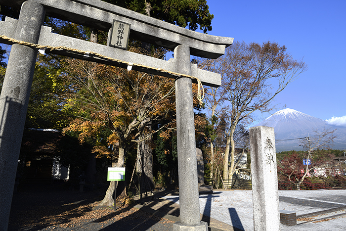 白糸の滝熊野神社、右横に富士山がみえます