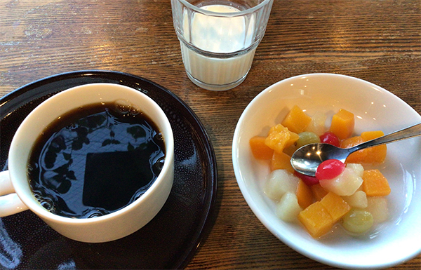 モーニングのコーヒーとデザート