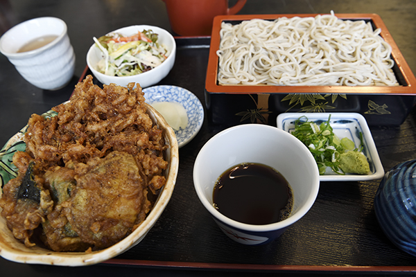 ランチの桜丼と蕎麦のセット