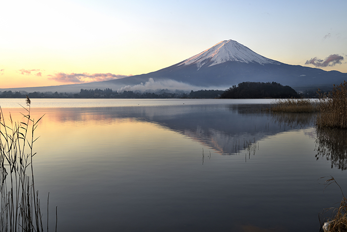 雲海立つ湖面