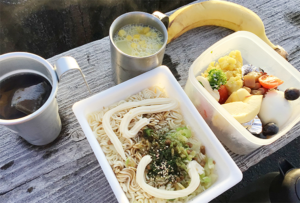 主食はカップ焼きそばですが、サラダは自分で作りました