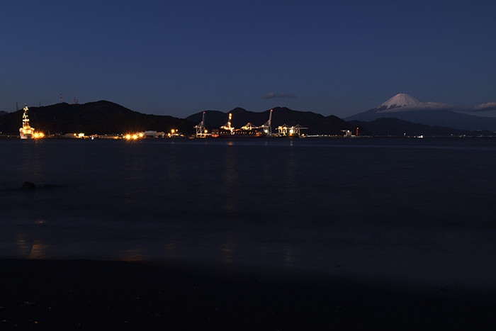 闇に浮かぶ富士山