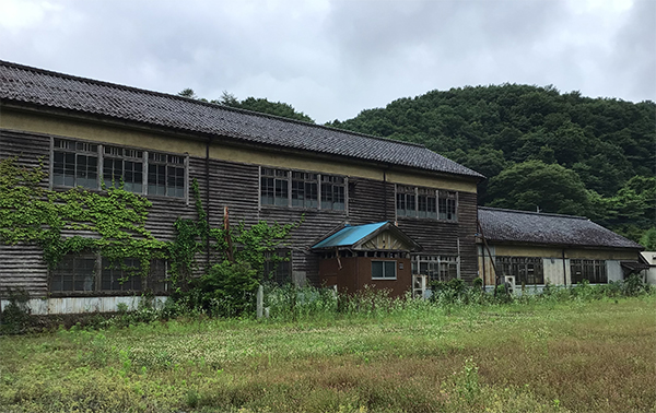 中山間地の小学校廃校を工場へと転用しています