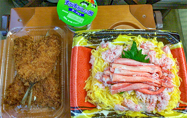 帰路は倉吉駅近くのスーパーで蟹飯をかってかえりました。