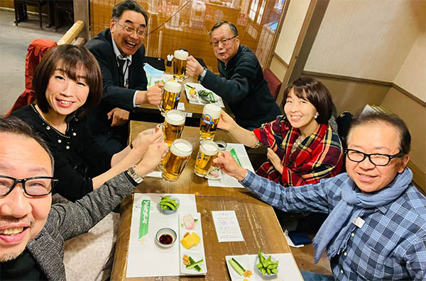 皆さんの健康を祝して乾杯！