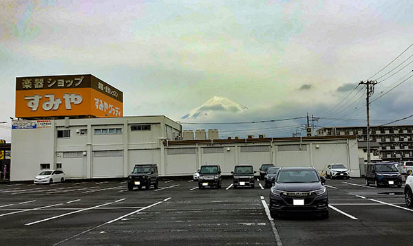 富士山は微妙に見えています