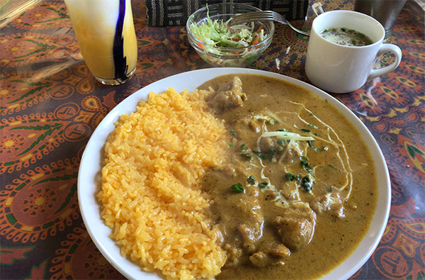 サフランチキンカレーランチ、マンゴラッシー150円