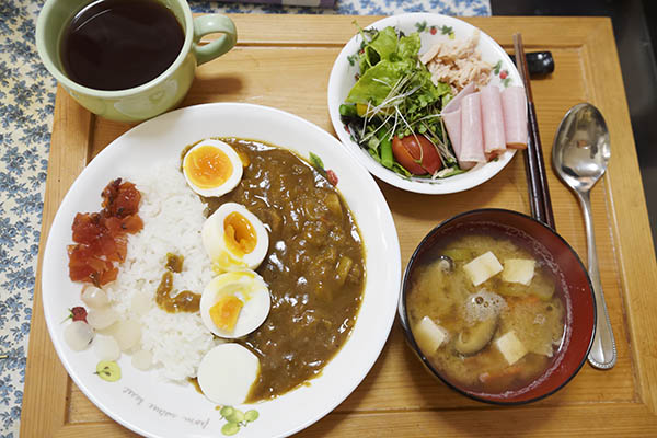 妻に所要があったため、カレーランチをつくる。