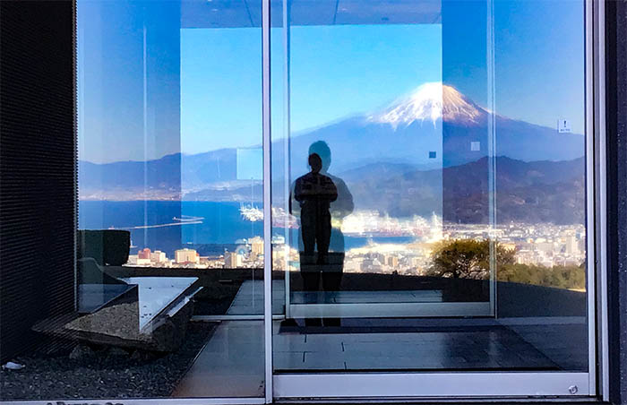ガラス窓に写る富士