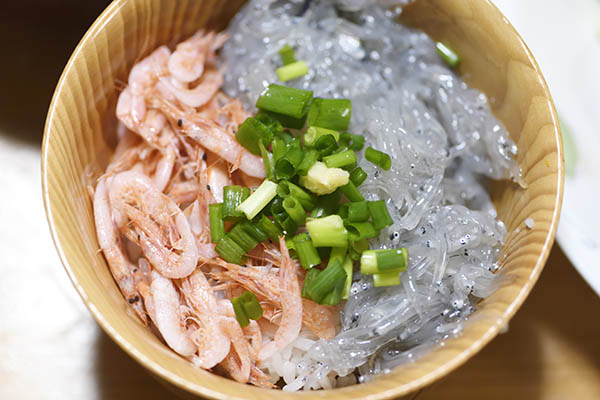 用宗港で生シラスと茹でしらすをかってきました。二色丼をつくって食べました