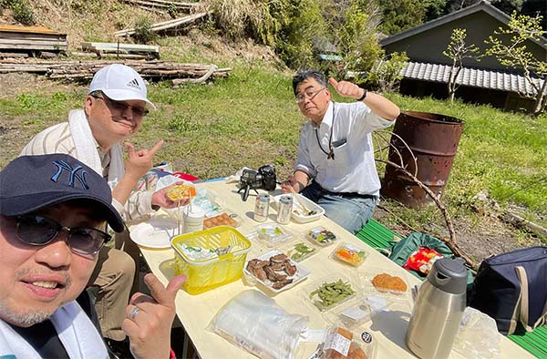 タケノコをゆでながら、BBQで乾杯