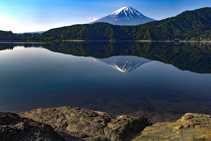 河口湖北岸の入江の逆さ富士