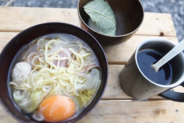 ダートの駐車場でラーメン茹でて食べる