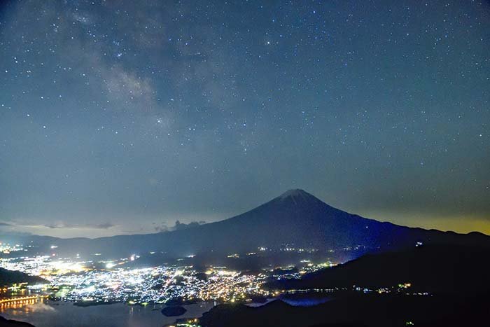 天の川と富士山頂