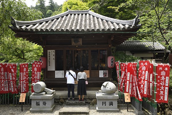 長谷寺で祈りをささげる人