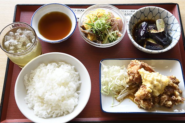 見瀬町食堂で、チキン南蛮とソーメンを食べる