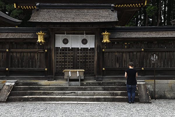 熊野本宮大社で祈りをささげる人