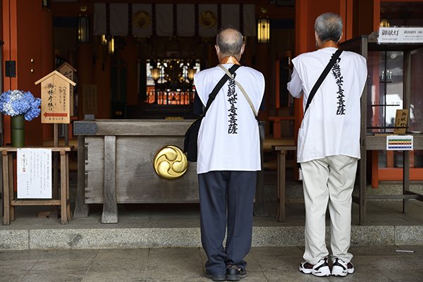 那智大社で祈りをささげる２人