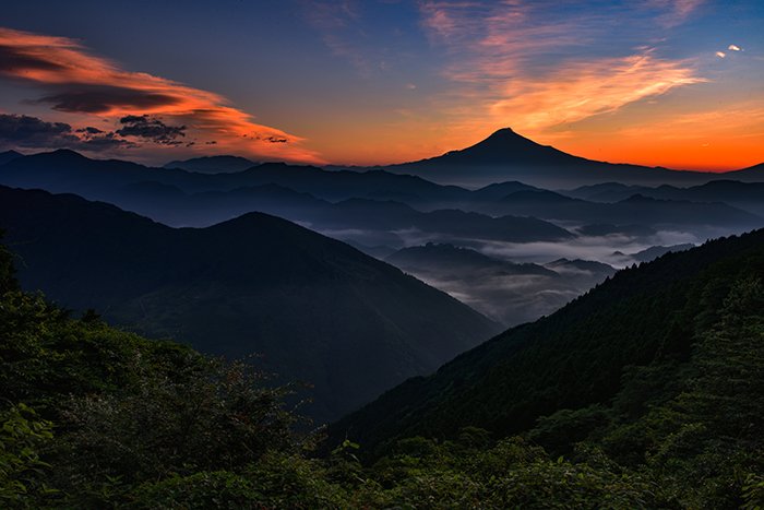 茜色に染まる空