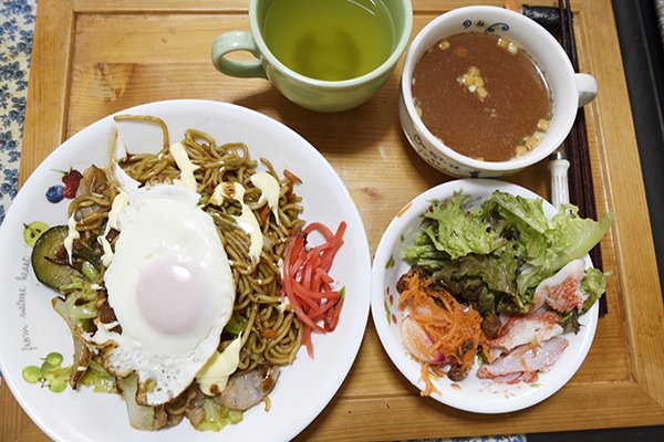 ランチは手間のかからない焼きそばにしました