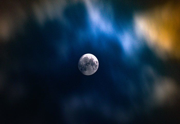 13夜の月と彩雲