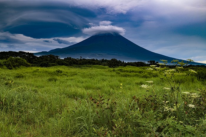 草原地帯の傘雲、吊るし雲と富士山