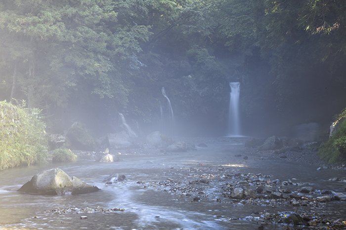 川霧沸く陣馬の滝