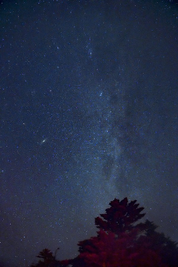 北天の空の天の川とカシオペアおよびアンドロメダ星雲