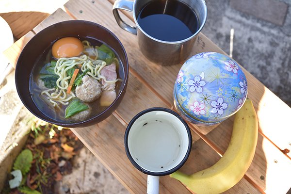 駐車場でラーメンをつくって食べました。