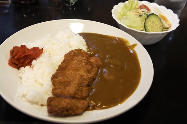 ひとりなのでカウンターになって、隣がヘビースモーカー