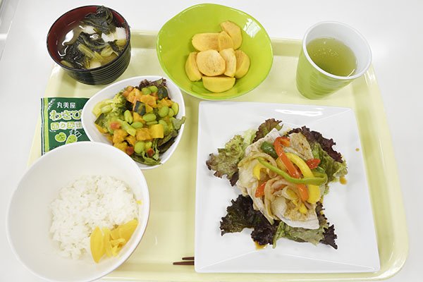 生姜焼き定食に、かぼちゃサラダ、そして里芋のおつゆ