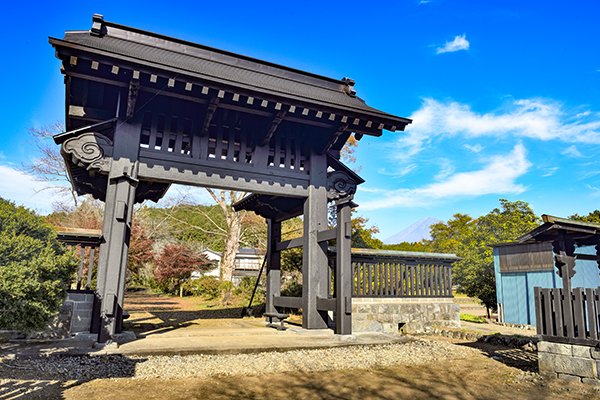 芝川西山本門寺の黒門と富士山