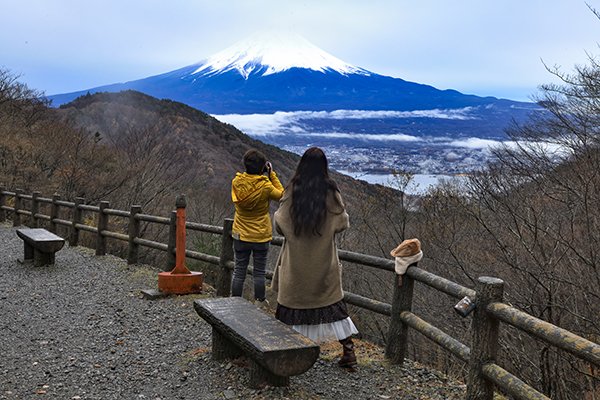 御坂峠で姿を見せる富士山