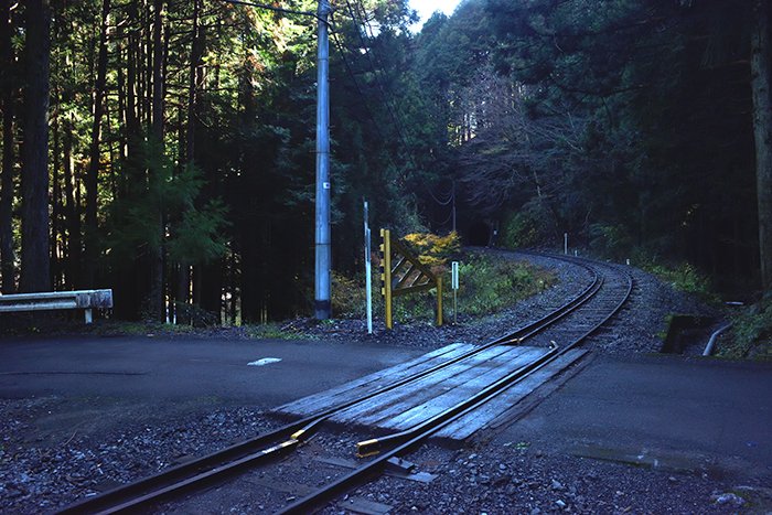 接阻峡温泉駅付近の踏切とトンネル