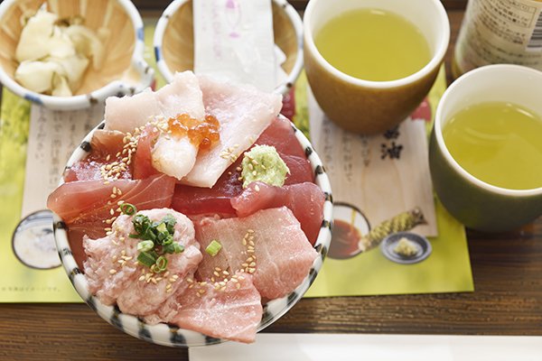 なんぶ道の駅で、ねばねば丼1550円。