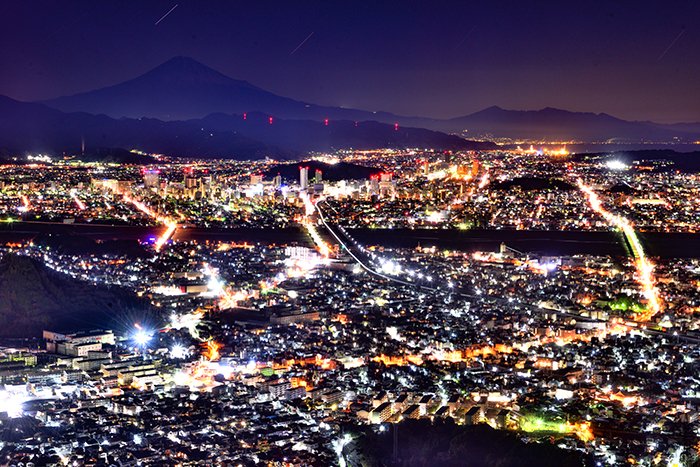 未明の静岡市街と富士山