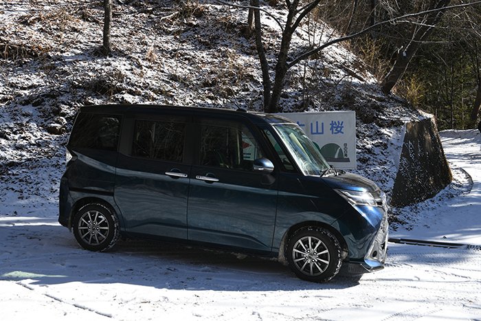 雪道をスタッドレスタイヤで登ります