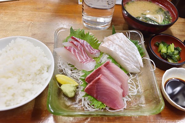 刺身とご飯、味噌汁