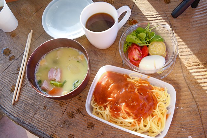 ベンチで湯を沸かしパスタをゆでて朝食を食べました