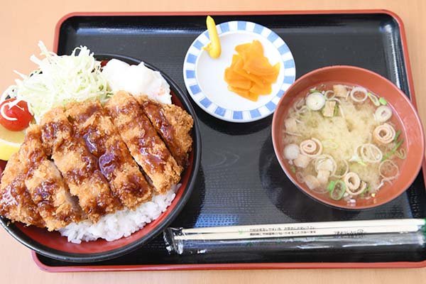 ソースカツどん830円