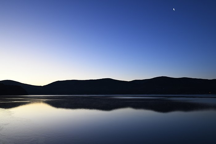 中空に浮かぶ三日月